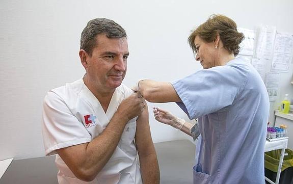 Más de 4.400 cántabros se vacunan contra la gripe el primer día de campaña