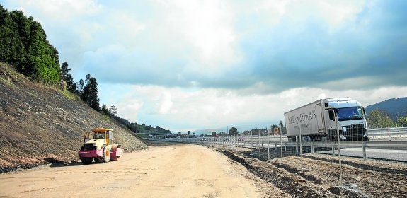 Castañeda se parte en dos por un argayo en el nuevo trazado de la nacional 634