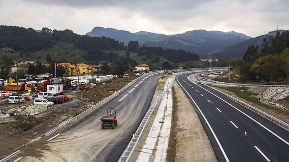Ignacio Diego anuncia que la A-8 se inaugurará este sábado "con toda probabilidad"