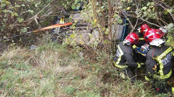 Rescatan a un conductor atrapado en su coche al precipitarse por un terraplén de seis metros