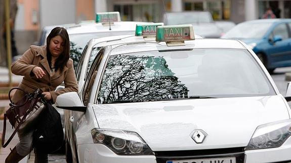 Siete municipios del Arco de la Bahía compartirán servicio de taxi