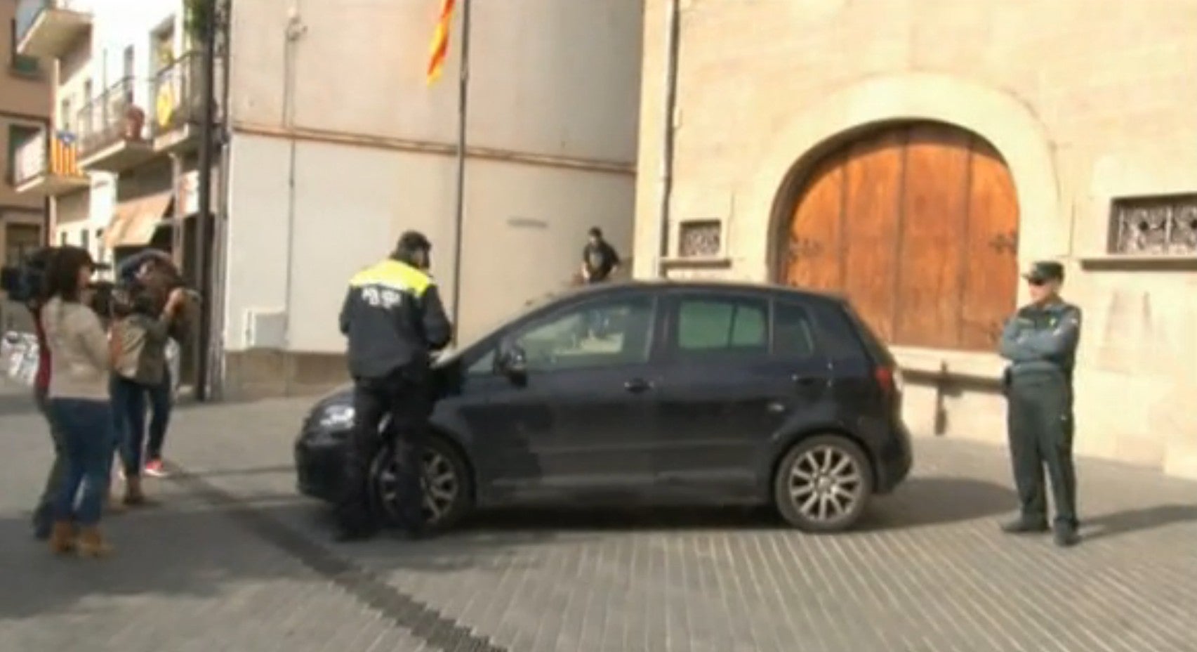 La policía de Olot multa a la Guardia Civil durante el registro del Ayuntamiento