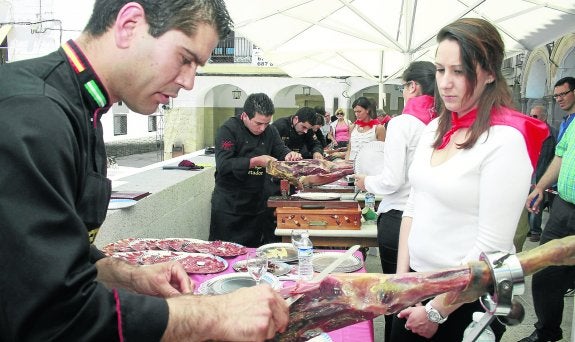 Jamón, queso y vino a raudales