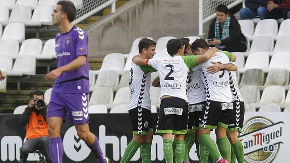 El Racing evita otro desastre