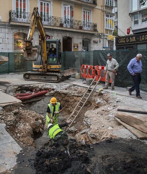 La bóveda de aguas residuales en la alameda de Jesús de Monasterio se hunde