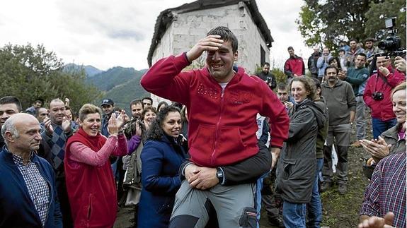 Dennis salva el primer 'match ball'