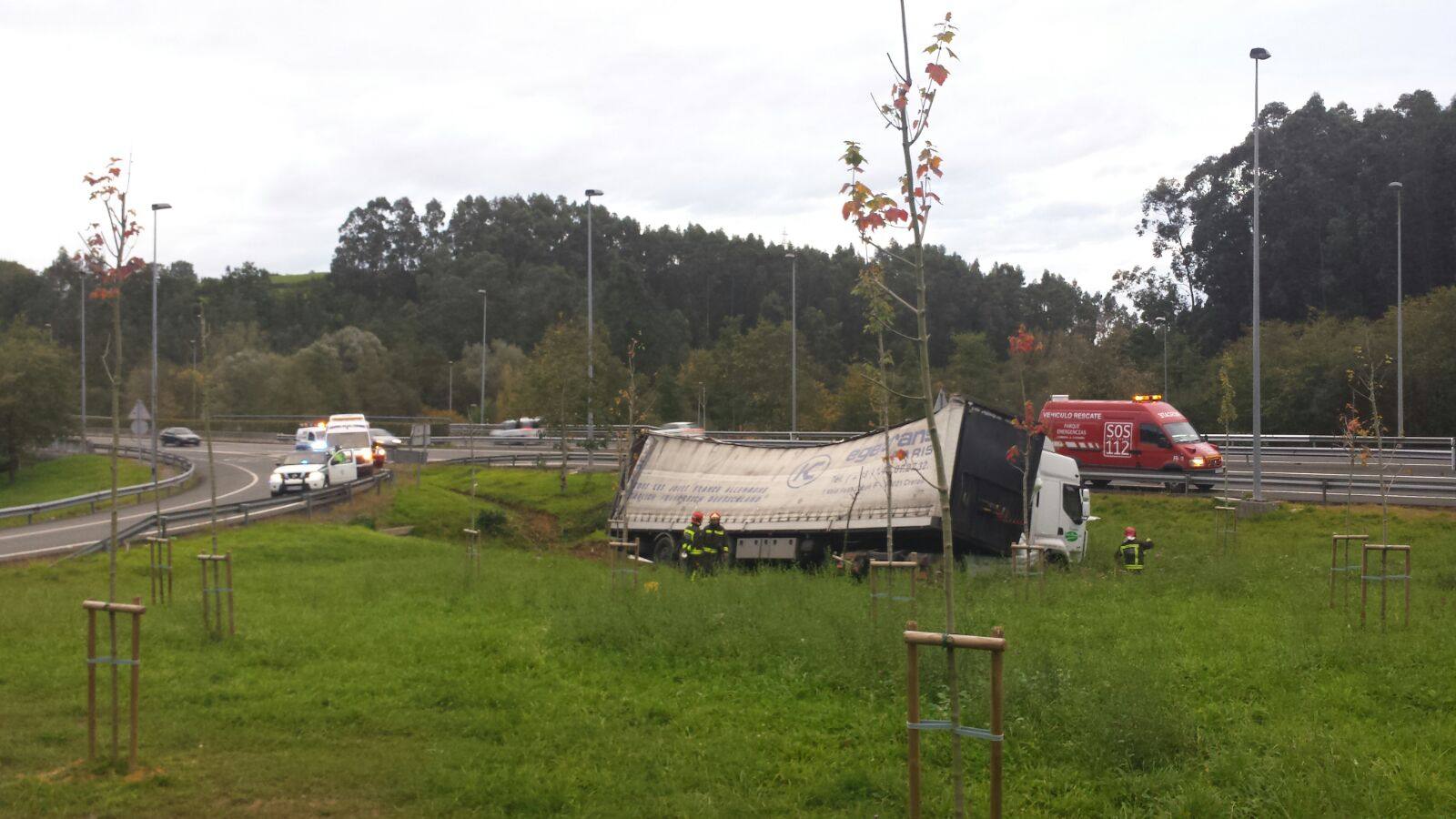 Un herido leve al salirse de la vía un tráiler de la A-8 a la altura de Bárcena de Cicero