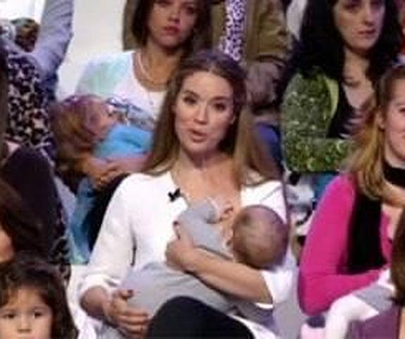 Lasvignes da el pecho a su hijo en directo