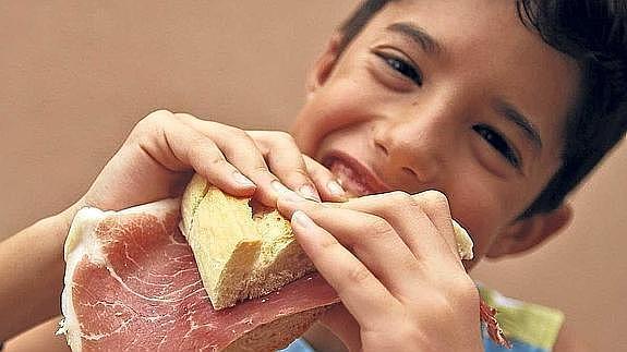 Los niños deben comer carne entre 5 y 8 veces por semana, dicen los pediatras