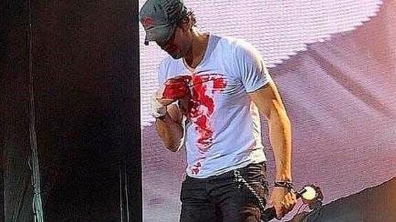 Enrique Iglesias vende una camiseta con su sangre