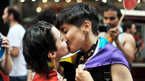Cantabria regulará por ley el acceso de las lesbianas a la reproducción asistida