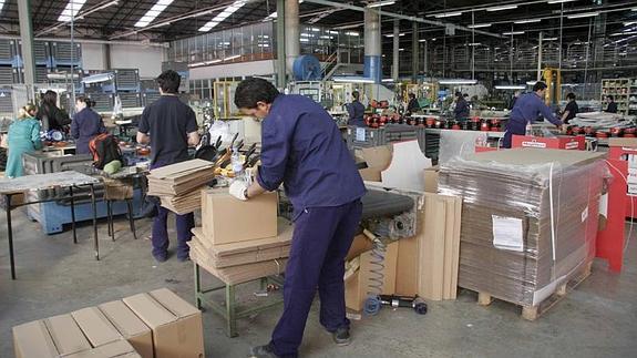 UGT: "La industria cántabra ha perdido 15.400 empleos desde 2008"