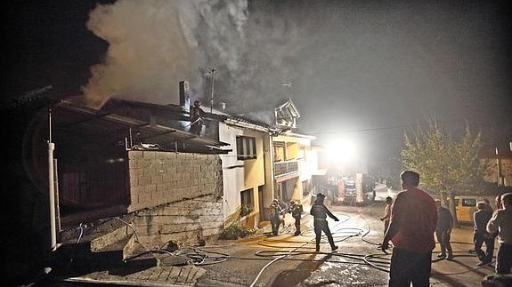 "Me despertó un crío del pueblo y salí de casa en camisón"