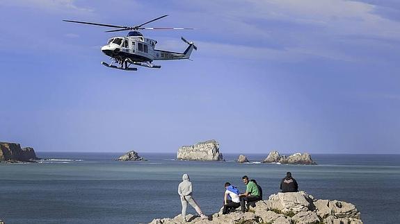 La búsqueda del pescador desaparecido en Miengo queda en manos de los buzos