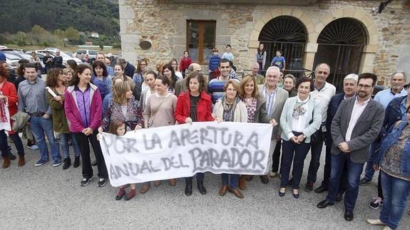 Más de 150 personas exigen que el Parador de Limpias abra todo el año