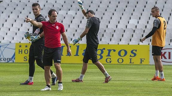 Sotres, Iñaki y Borja entran en una convocatoria de 20 futbolistas