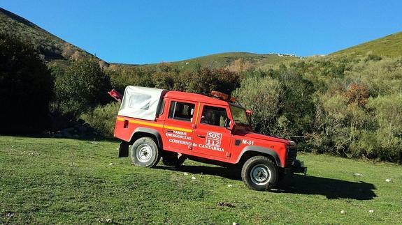 Bomberos del 112 rescatan a una mujer en la senda del Acebal