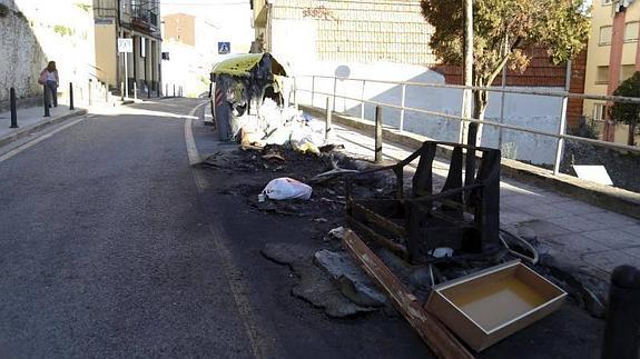 Prenden fuego a tres contenedores en el centro de Santander