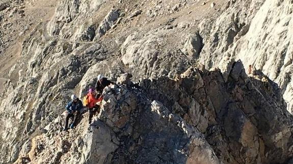 El helicóptero del 112 y el Greim rescatan a otros tres montañeros en Picos de Europa