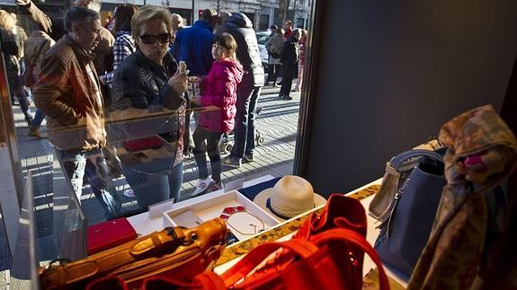 Los pequeños comerciantes celebran el nuevo calendario de aperturas en domingos y festivos