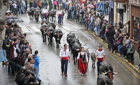 Camilo Herrero, premio a la mejor vestimenta tradicional de la Olimpiada del Tudanco