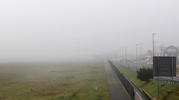 La intensa niebla vuelve a dificultar la circulación en las carreteras de Cantabria