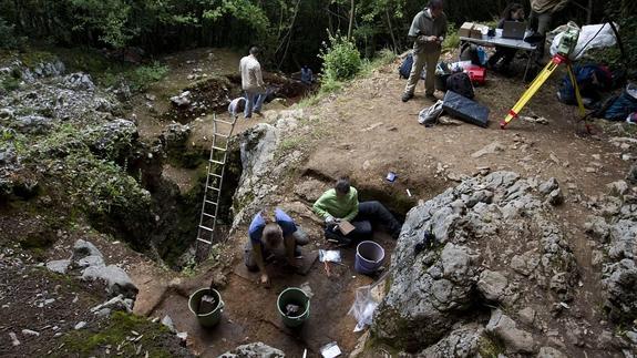 Ribamontán al Monte propone impulsar la cueva de La Garma y la senda de la ría de Cubas