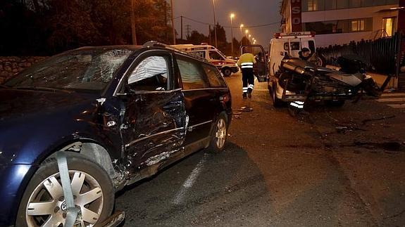 Un motorista, herido de gravedad al chocar contra un vehículo en la zona industrial de Cajo