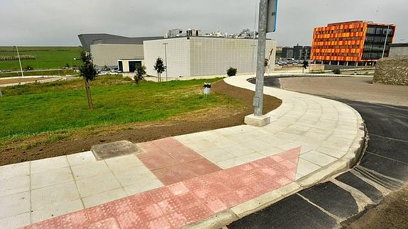 Los vecinos de Lluja ya pueden ir al Pctcan caminando por una acera