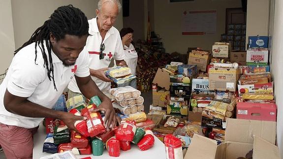 Cruz Roja gestionará los bonos sociales del Gobierno para productos básicos