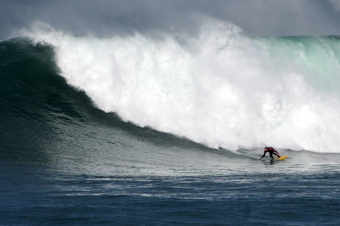 32 surfistas desafían a la 'Vaca Gigante'