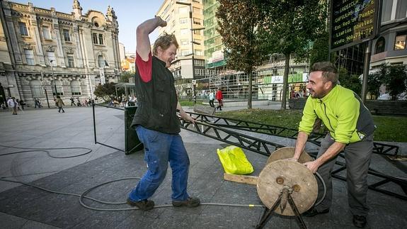 Oliver Zimmermann camina este viernes sobre el cielo de la plaza del Ayuntamiento