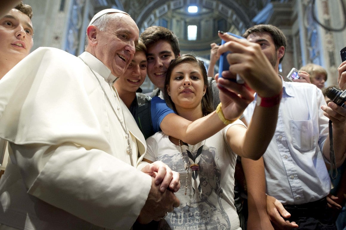 El Papa Francisco pide que se apaguen los móviles durante las comidas