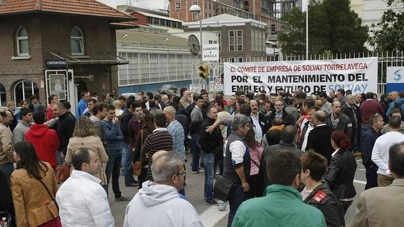Los trabajadores de Solvay se concentran para evitar el cierre de la planta de cloro