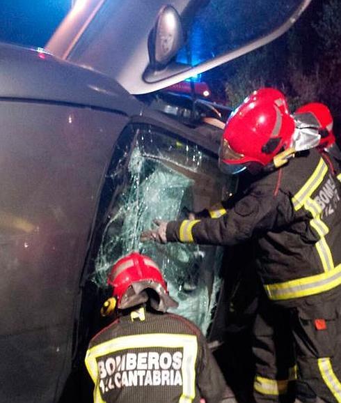 Los bomberos excarcelan de su coche a un hombre que volcó en Voto