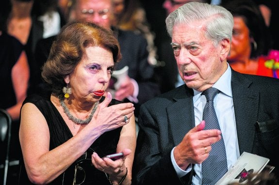 Vargas Llosa pide el divorcio