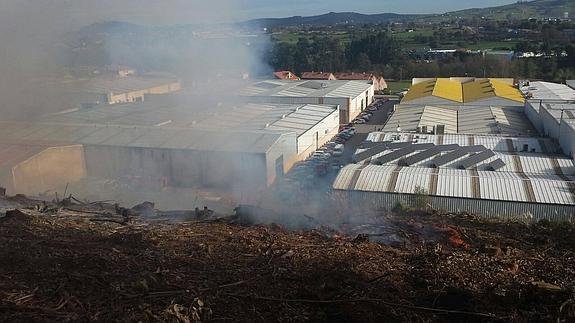 Extinguido un incendio forestal al lado del polígono de Cartes