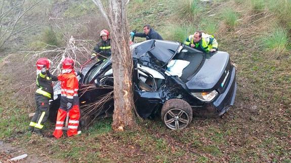 Una mujer y una menor resultan heridas en un accidente en la A-8