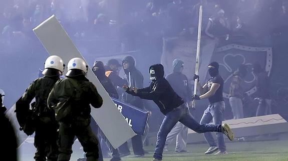 Batalla campal en el derbi de Atenas