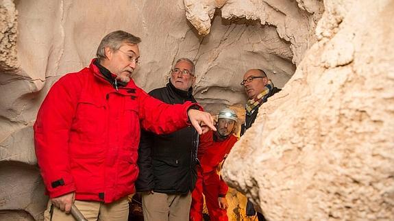 Un equipo de científicos comienza a investigar los tesoros de la cueva Áurea