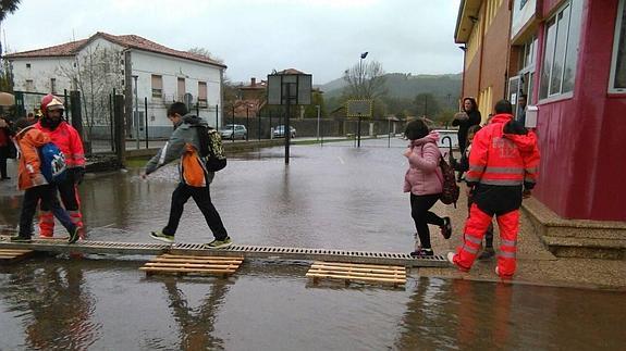 La acumulación de agua obliga a desalojar un colegio en Hazas de Cesto