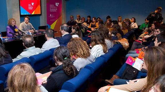 Díaz Tezanos cifra en 2.157 los jóvenes que se marcharon de Cantabria entre 2009 y 2013