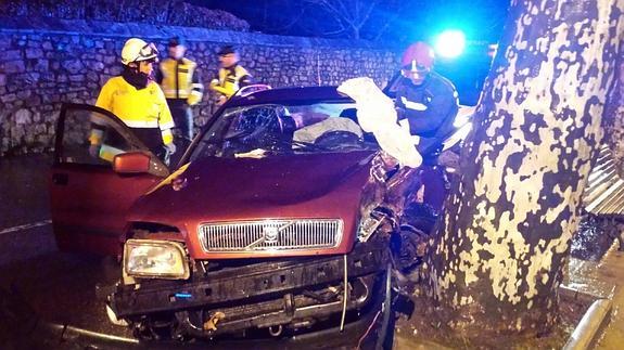 Muere un hombre de 62 años tras salirse de la vía y chocar contra un árbol en Liérganes