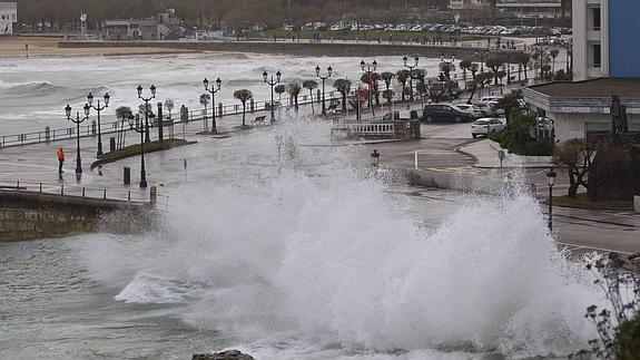 Las olas se cuelan en la ciudad