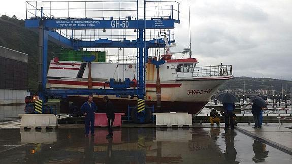 Bomberos del 112 achican agua de un barco asturiano para evitar que se hunda