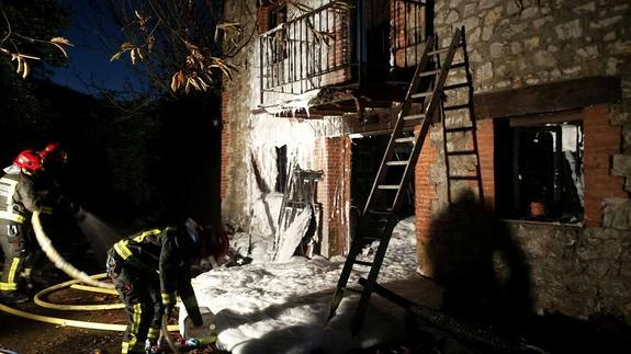 Un incendio calcina una vivienda en Ajo