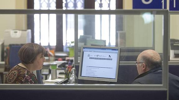 La subida del IRPF que el Gobierno pacta con Podemos afectará a 12.000 cántabros