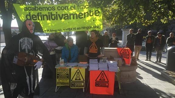 La Asamblea contra el Fracking presenta 10.500 firmas contra dos permisos para extraer gas