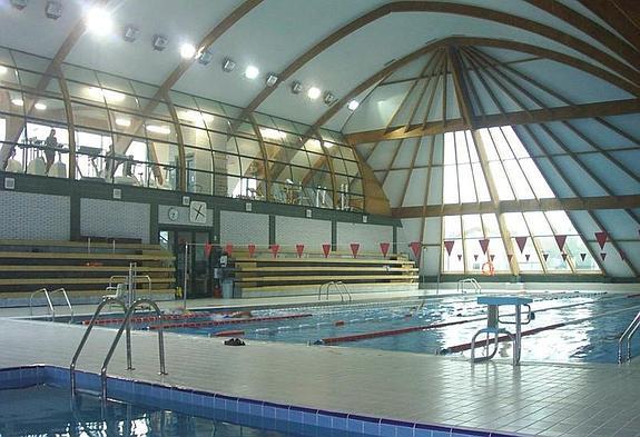 La piscina cubierta de Los Corrales cierra por posibles daños en su estructura