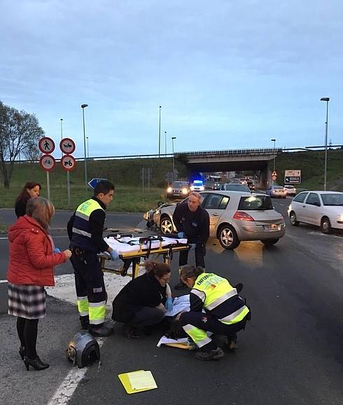 Un motorista de 59 años sufre un grave accidente contra un coche a la entrada de Colindres